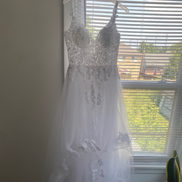 White wedding dress - Picture 1 of 1
